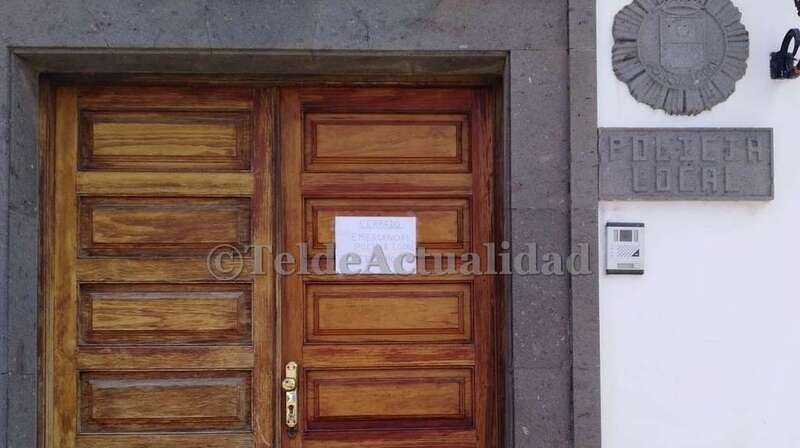 La puerta de las dependencias policiales de San Juan con un cartel con un número de teléfono para emergencias (Foto TA)